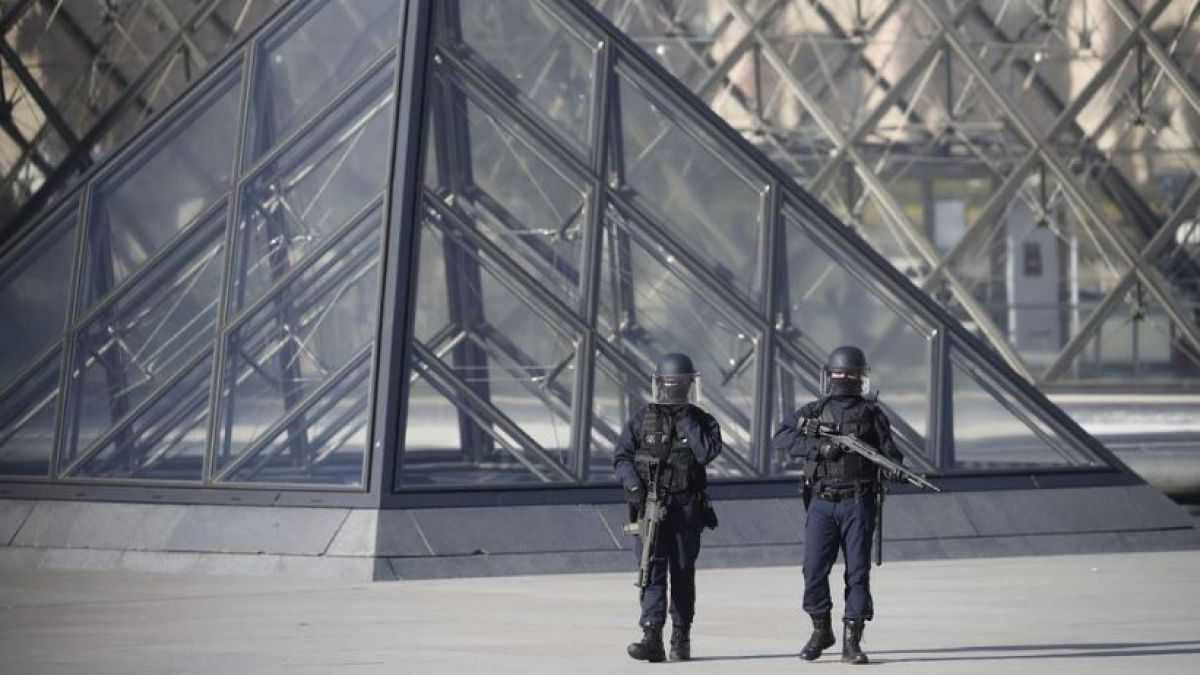 altText(Alerta en medio de las elecciones por una amenaza de bomba en el Louvre de París)}