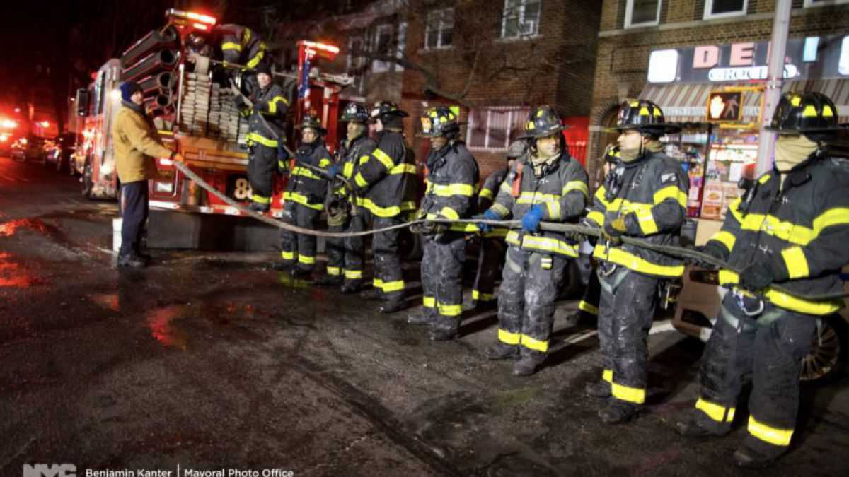 altText(Al menos 12 muertos por un incendio en un edificio de Nueva York)}