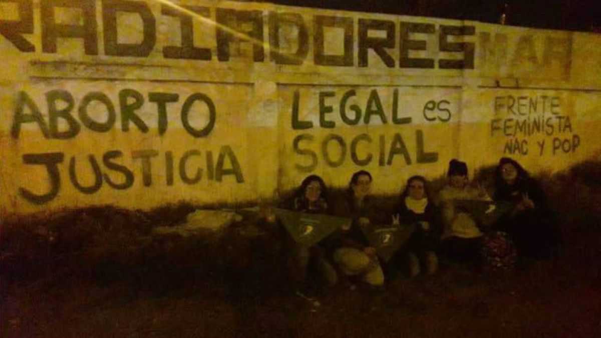 altText(Bahía Blanca: detienen a cinco mujeres por grafitear un baldío a favor del aborto legal)}