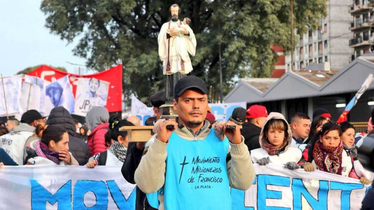altText(San Cayetano: masiva marcha en la Plaza de Mayo contra el ajuste de Macri y el FMI)}