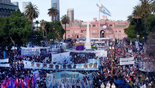 Una multitud colmó Plaza de Mayo por el Día de la Lealtad
