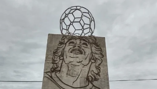 Víctor Hugo y Apo inauguran un monumento a Maradona