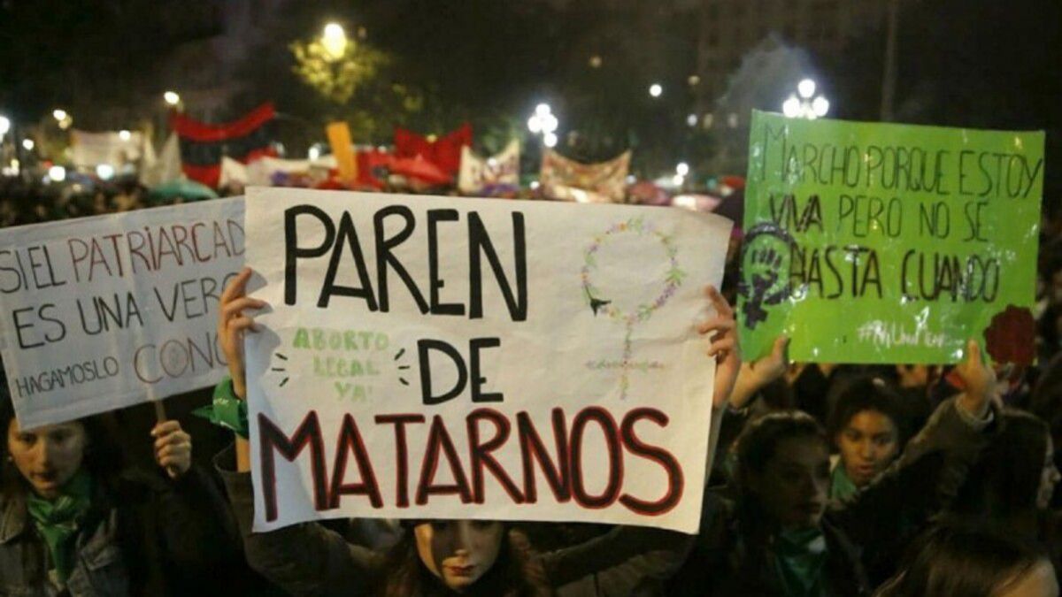 altText(Doloroso: en 2021 ya hubo 227 femicidios y 10 travesticidios en Argentina)}