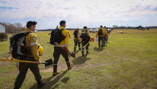 altText(Delta del Paraná: más de 100 brigadistas se sumaron al combate contra los incendios)}