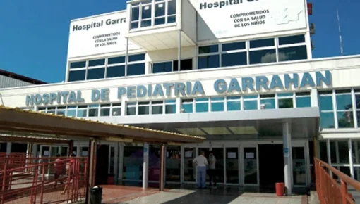 Médicxs del Garrahan realizaron un abrazo frente a las 