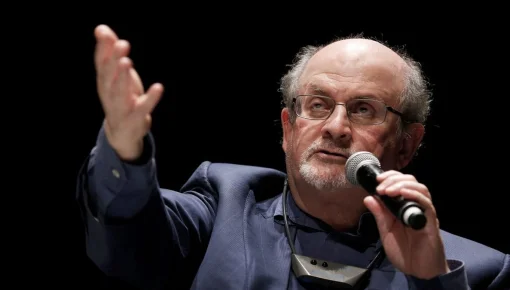 Rushdie perdió un ojo y la movilidad de una mano tras el atentado