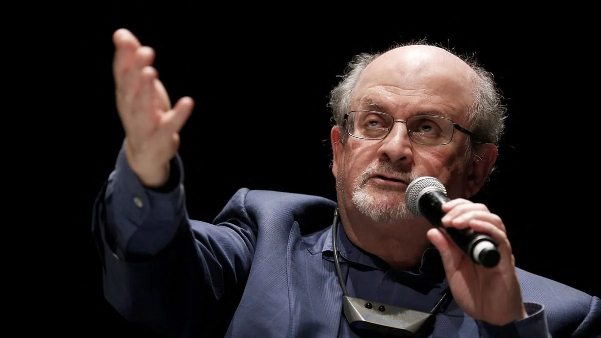 Rushdie perdió un ojo y la movilidad de una mano tras el atentado