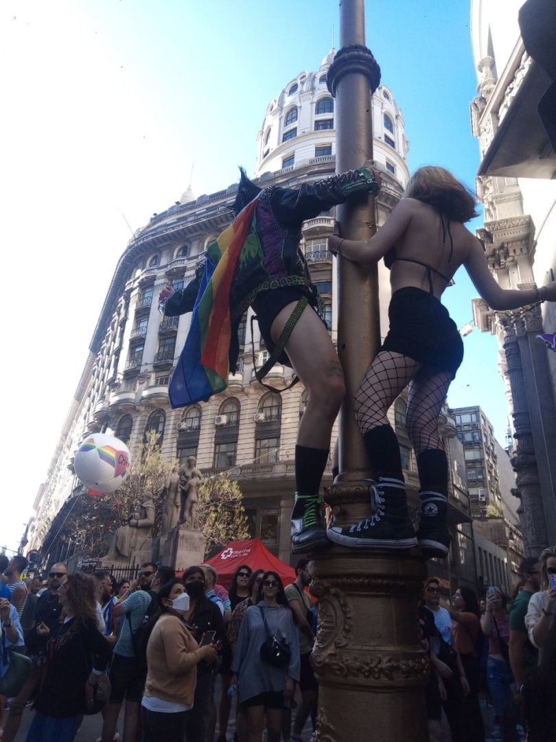 Por doquier, la gente bailaba donde quisiera. Colgades de postes, arriba de los tachos, de autos.