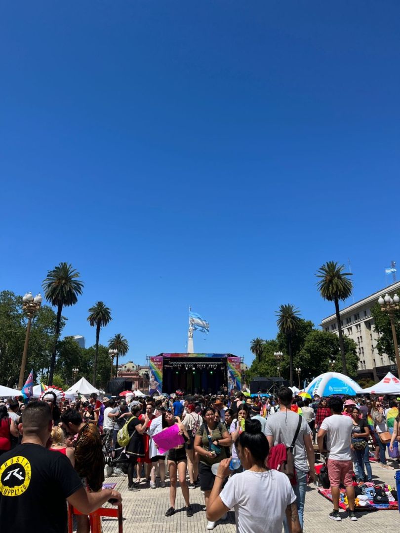 Foto de Dam Schmidt.
El escenario estaba montado en Plaza de Mayo, desde donde el mediodía sonaron las bandas, djs y se brindaron discursos de activistas y figuras reconocidas.