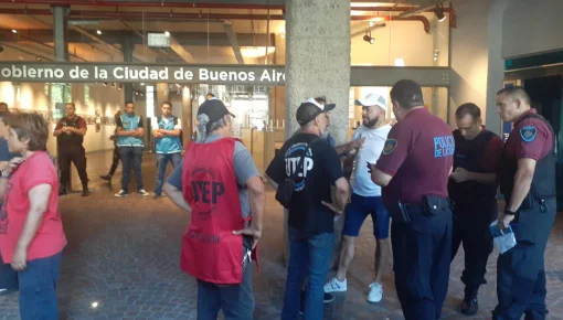 Levantaron ocupación de ministerio porteño tras marcha atrás en despidos