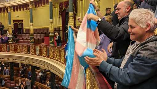 España aprueba la Ley Trans que facilita lo administrativo para les jóvenes
