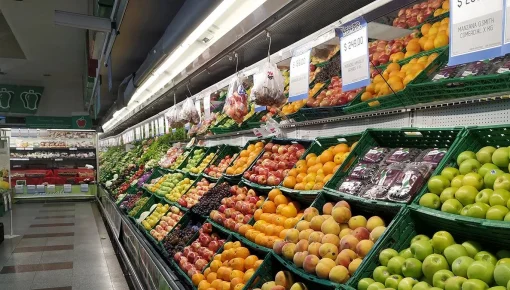 Lanzan una canasta de frutas y verduras dentro de 
