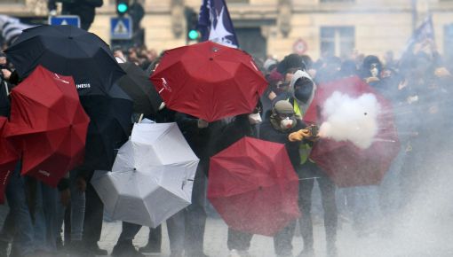 altText(Masivas protestas contra la reforma jubilatoria en Francia)}