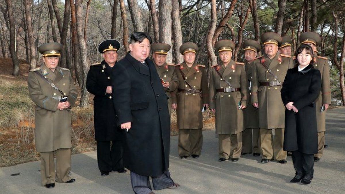 Kim Jong-un contemplando el despliegue de varios misiles junto a su hija.