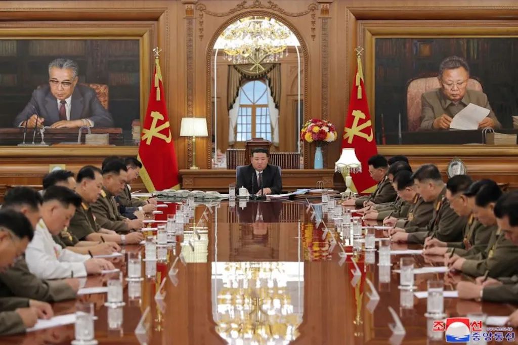 El líder norcoreano, Kim Jong Un, dirige una reunión de la Comisión Militar Central en Pyongyang, Corea del Norte, el miércoles.
Foto: KCNA/Handout/Reuters.
