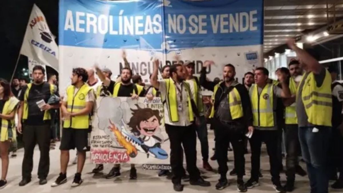 altText(Cacerolazo y protesta contra los despidos en GPS-Aerolíneas Argentinas)}