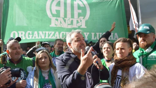 Trabajadores estatales bloquean accesos en Córdoba ante la llegada de Milei 