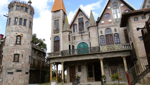 Un pueblo medieval con puertas y escaleras que llevan a la imaginación