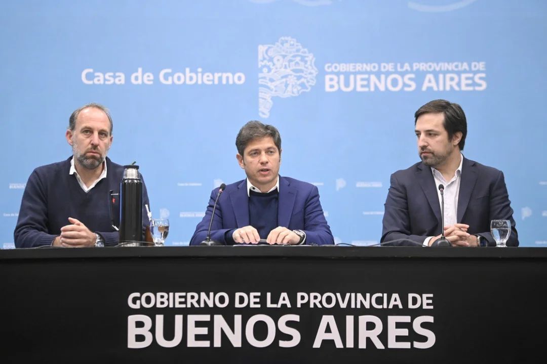 Axel Kicillof junto al ministro de Salud, Nicolás Kreplak y Jonatan Konfino subsecretario de Políticas de Cuidados en Salud.