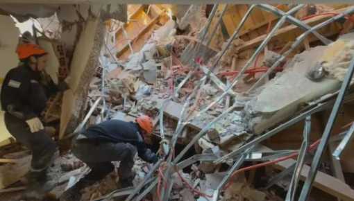 Derrumbe en un edificio de Villa Gesell: hay un muerto y personas atrapadas