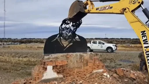 Ataque a la memoria: Vialidad Nacional derribó un monumento a Osvaldo Bayer