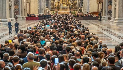 Último adiós al Papa: todavía hay miles de fieles en las puertas de la Basílica de San Pedro 