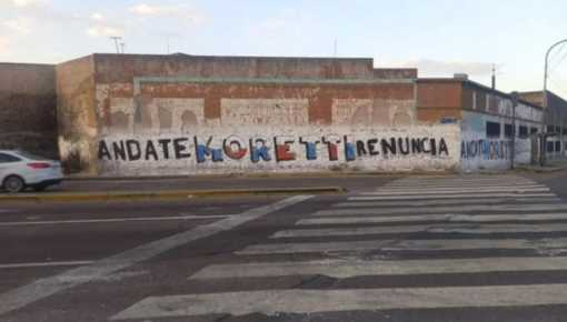 Crece el escándalo en San Lorenzo: hubo pintadas cerca del estadio para exigir la renuncia de Moretti