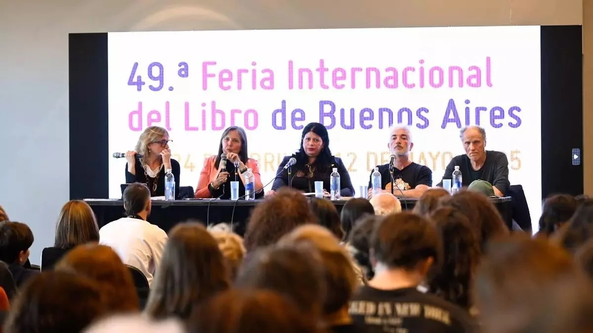 Hinde Pomeraniec, Claudia Piñeiro, Dolores Reyes, Marcelo Birmajer y Tomás Abraham en el debate de cierre de la Feria del Libro. Foto: Fundación El Libro.