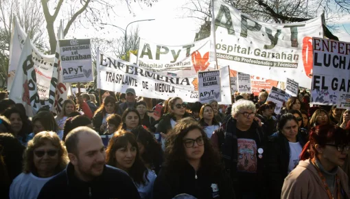 Trabajadores del Garrahan realizan un paro y movilización contra el veto de Javier Milei