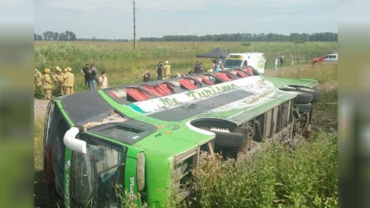 Accidente fatal en Ruta 2: hay dos muertos y 44 heridos