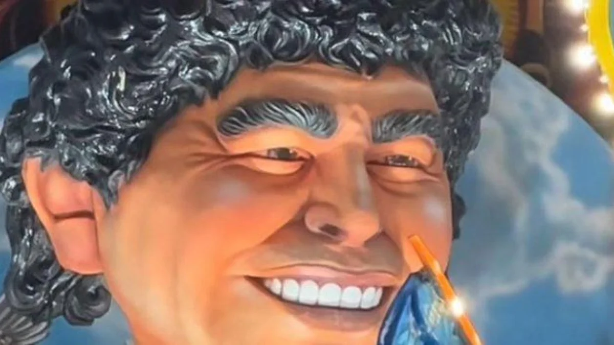 El Carnaval de Acireale rindió homenaje a Maradona con una carroza monumental