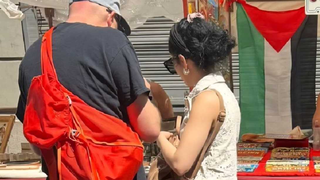 Artesanas denuncian persecución por exhibir una bandera palestina