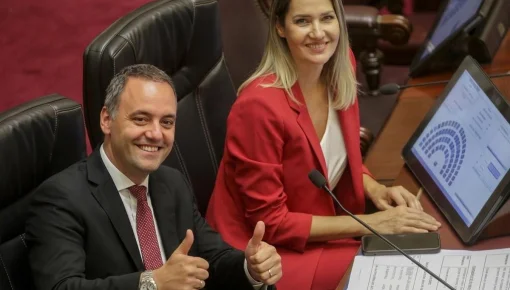 Carolina Losada intentó defender a Adorni y pasó un mal momento
