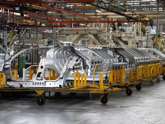 Otra planta automotriz suspende su producción por un mes