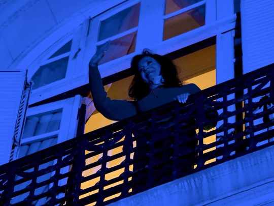 A un año de la condena, Cristina saludó a la militancia desde el balcón