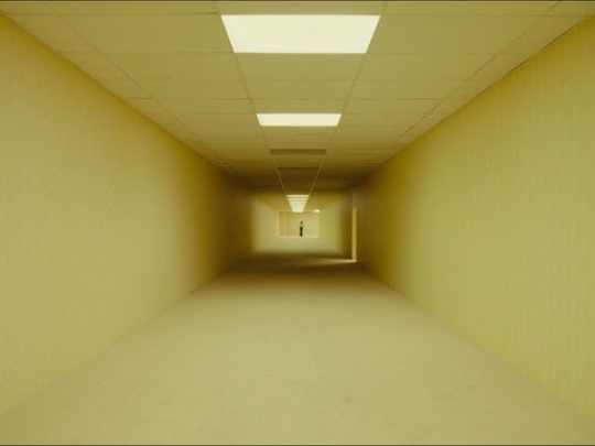 Backrooms: una pesadilla en loop, saturada, ominosa