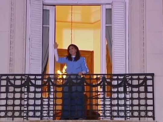 Cristina reapareció en el balcón y saludó a la militancia tras el acto en Parque Lezama