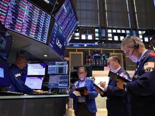 Feriado con presión financiera: caen los bonos y el riesgo país vuelve a dispararse