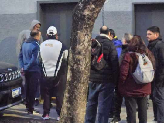 Alarma en una textil bonaerense: trabajadores denuncian que les cerraron la fábrica sin previo aviso
