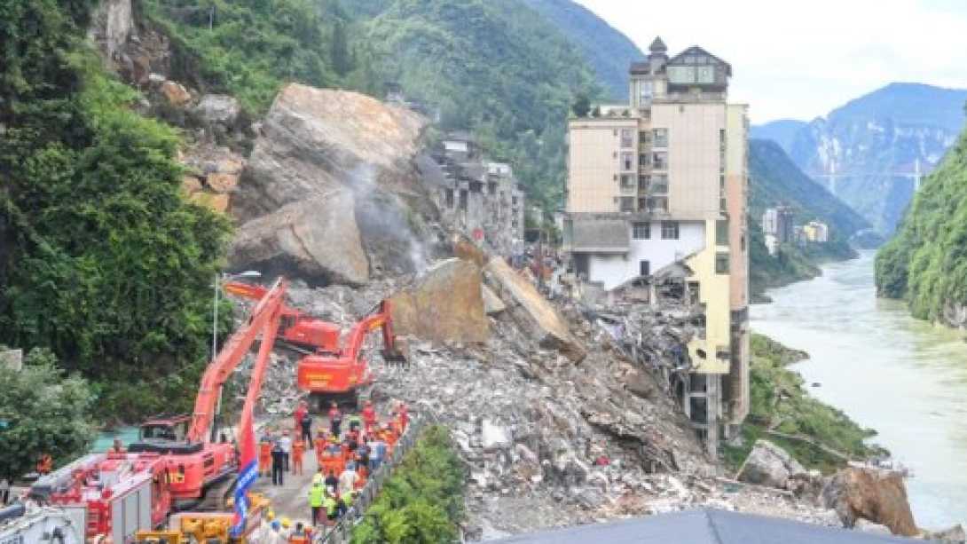 Tragedia en China: una montaña se desplomó y dejó 11 muertos y 50 desaparecidos
