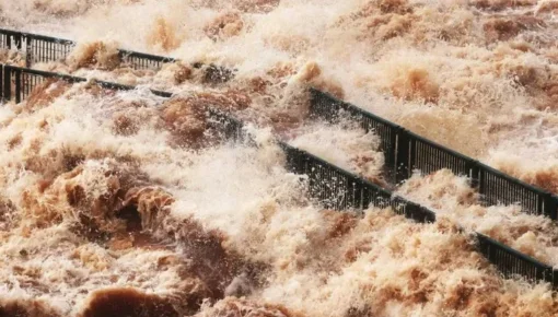Cerraron la Garganta del Diablo en las Cataratas del Iguazú por una histórica crecida del río