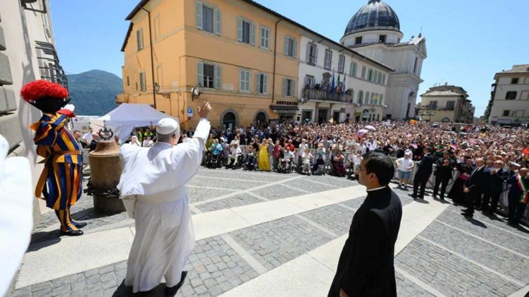 El papa León XIV llamó a discernir lo esencial ante el consumismo y la guerra