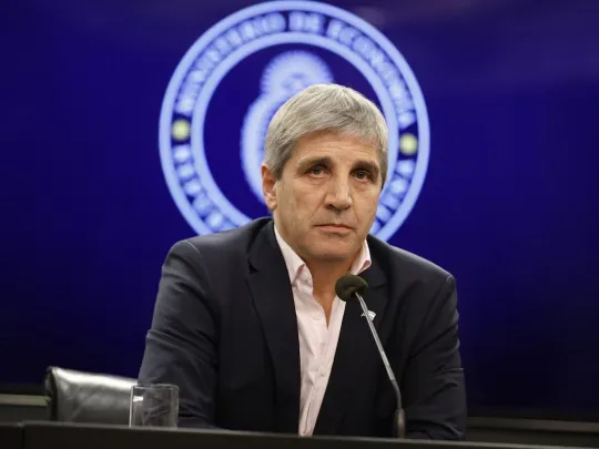Caputo habló con inversores y aumentó el riesgo país: 550 puntos